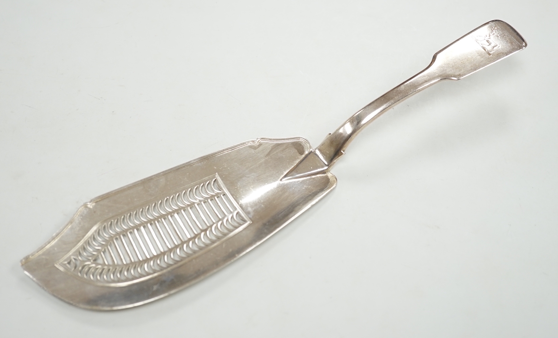A George IV silver fiddle pattern fish slice, William Knight II, London, 1820, 4.7oz.
